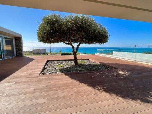 Einzigartige Villa am Meer mit Innenpool, Gärten und Gästehaus