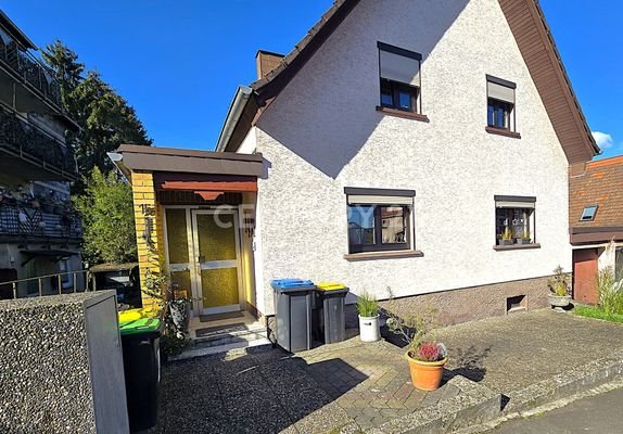 Hauseingang mit Terrasse davor