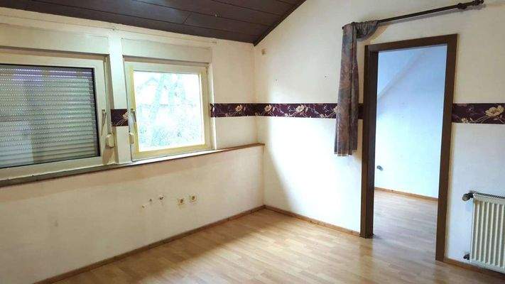 OG Zimmer mit Gaube und Anklei