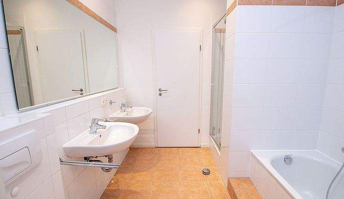 Modernes Bad mit Badewanne und Dusche