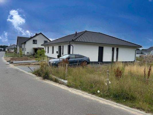Vorderansicht mit PKW-Stellplatz