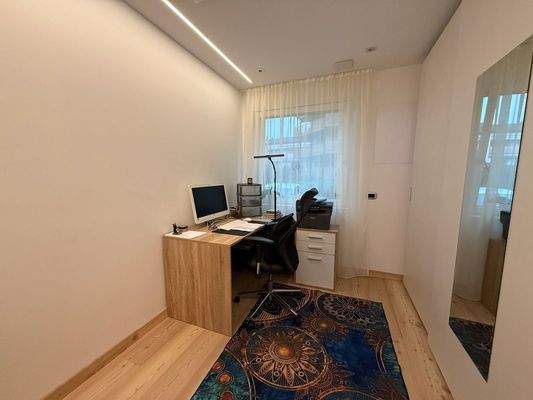 Brixen-Sanierte Wohnung-vollmöbliert-modern-hochwertige Möbel-Eichrichtung-Luxus-Neu-Beleuchtung-Terrasse-Stadtzentrum-Bahnhof