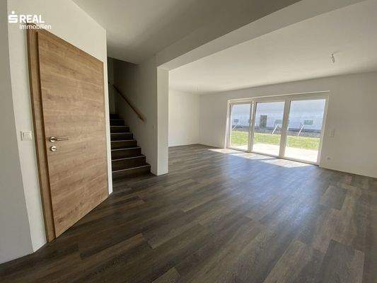 Lichtdurchflutetes Wohnzimmer mit Zugang zum Garten