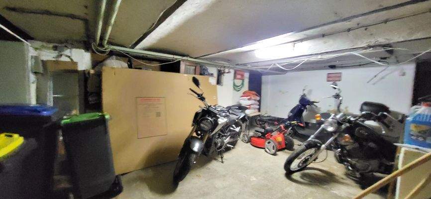 Garage mit Platz und Zugang ins Haus 
