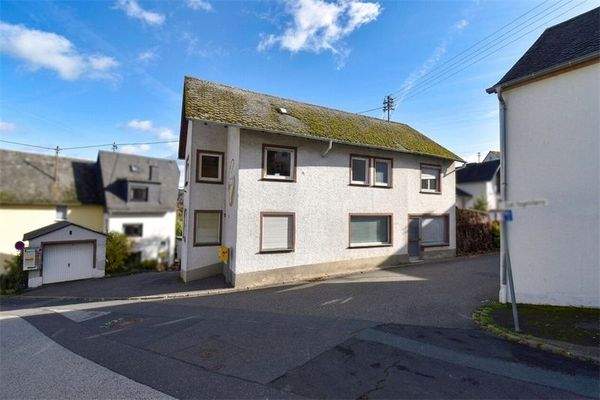 Hausansicht mit Garage