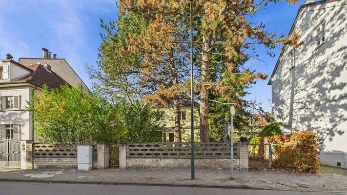 Straßenansicht Grundstück