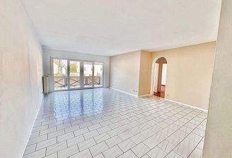 Wohnzimmer mit Zugang zum Balkon