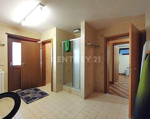 Das Tageslichtbadezimmer im Untergeschoss