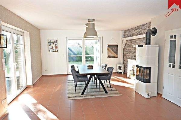 Esszimmer mit gemütlichem Kamin