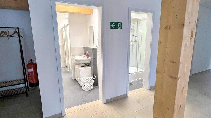 Damen-WC - Duschraum