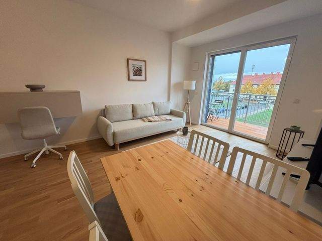Erstbezug nach Sanierung - Vollmöblierte 2-Zimmer mit Parkett, Balkon, EBK, Fußbodenh. u. Belüftungsanlage - Photo 2