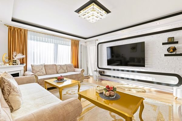 Wohnzimmer mit Zugang zum Balkon/Loggia