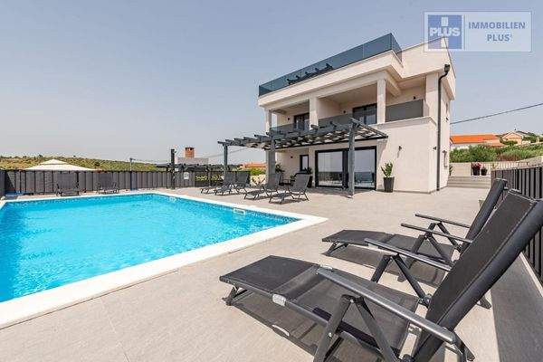 tinj-luksuzna-villa-s-velikom-okucnicom_20