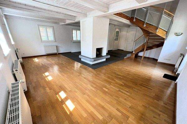 W2: Großzügiger Wohnbereich mit Kamin