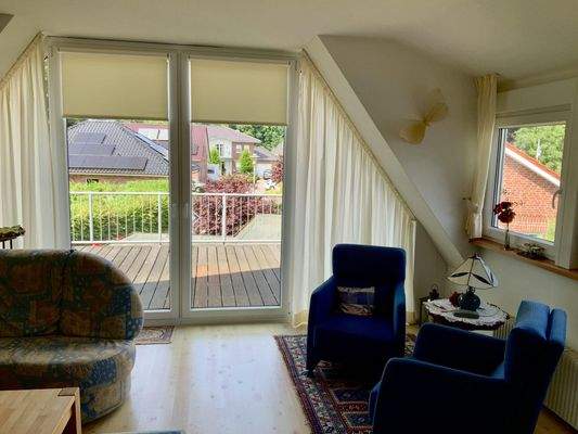 Wohnzimmer mit Balkon