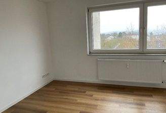 Zimmer mit Fenster und Heizkörper