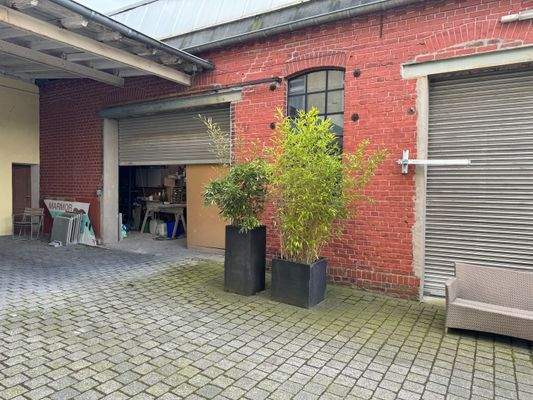 Fliesenhalle mit zwei Rolltoren 