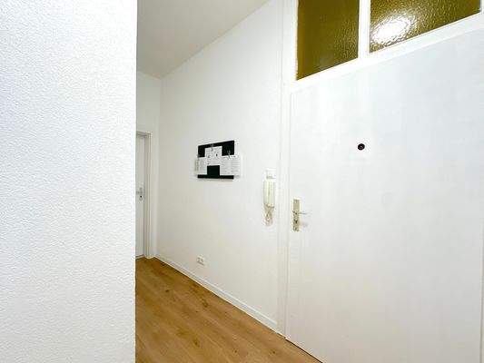 Heller Flur mit Holzboden