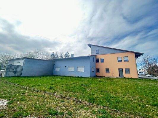 Gewerbeanwesen (Rückseite)