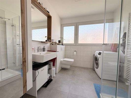Bad mit Dusche und Fenster