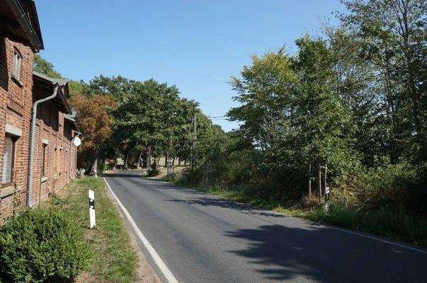 im Dorf - Grundstück kommend rechts