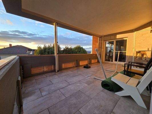 großer Balkon mit Kamin OG