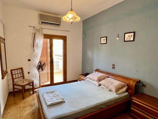 Kreta, Elounda: Wohnung im Zentrum mit Meerblick zu verkaufen