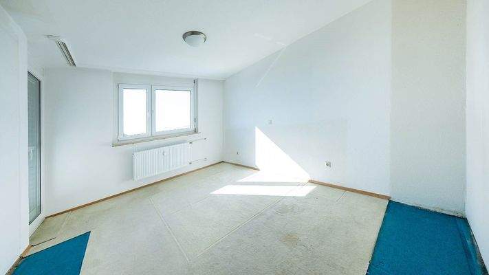 Schlafzimmer mit Zugang zum Balkon