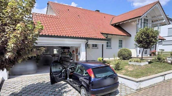 Hausansicht mit Garage