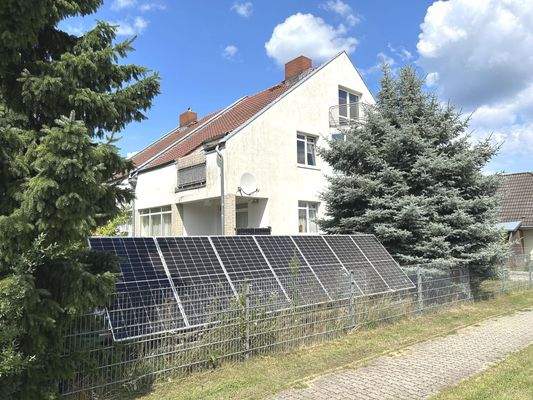 Hausansicht und Photovoltaik