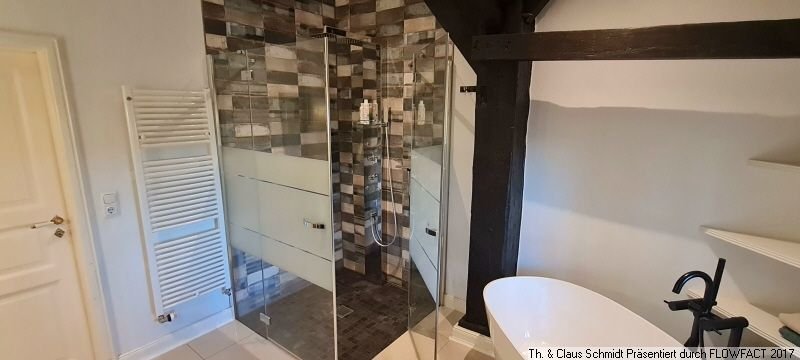 Mit freihstehender Wanne und grosser Dusche