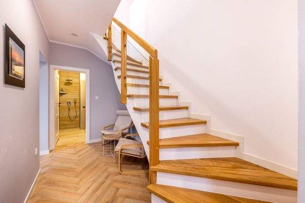 12. Moderne Holztreppe in‘ s Obergeschoss