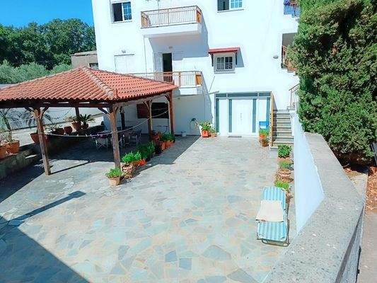 Kreta, Vryses: Wohngebäude mit Pool und Bergblick zu verkaufen – Ideale Investition im Apokoronas!