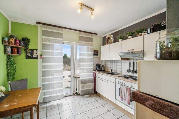 Küche mit Zugang auf den Balkon im OG