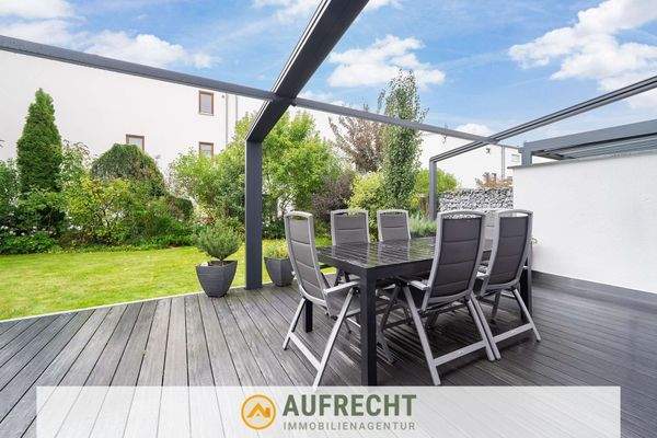 Terrasse mit Blick in den Garten 