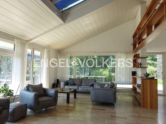 Heller Wohnbereich mit Zugang zum Balkon