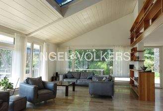 Heller Wohnbereich mit Zugang zum Balkon