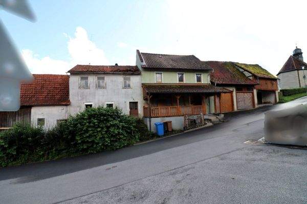 Das großzügige Anwesen - Straßenseite