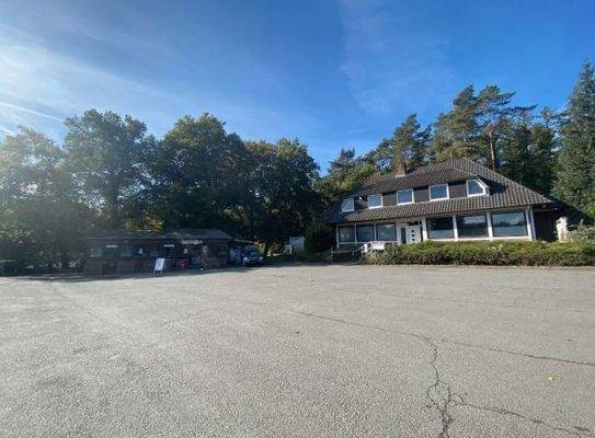 großer Parkplatz und das Wohn- und Geschäftshaus