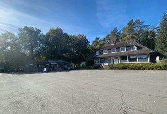 großer Parkplatz und das Wohn- und Geschäftshaus