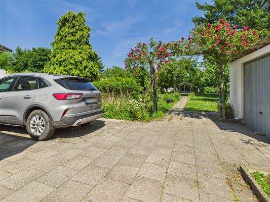 Stellplatz und Garage