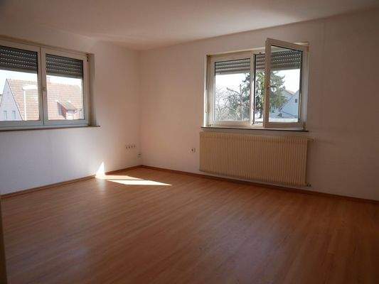 großes Zimmer im Erdgeschoss