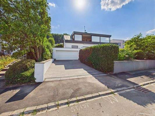 Außenansicht Garageneinfahrt