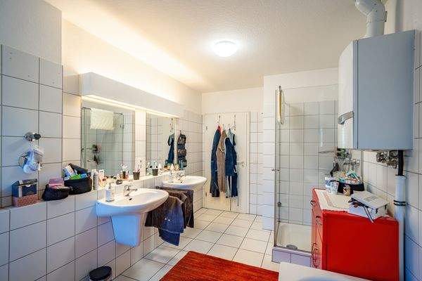 Der Heizkessel der Wohnung befindet sich ebenfalls im Bad.