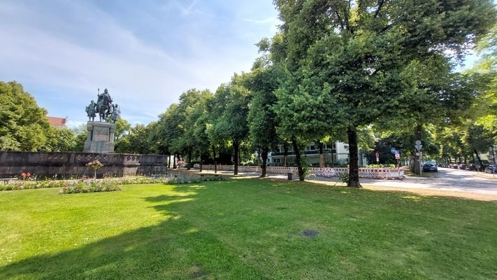 Kaiser-Ludwig-Platz vor der Haustür