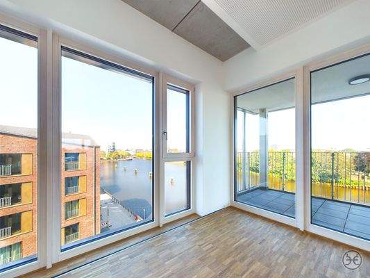 CAM02666G0-PR0034-STILL029