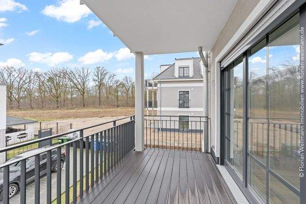 Balkon einer Obergeschosswohnung.