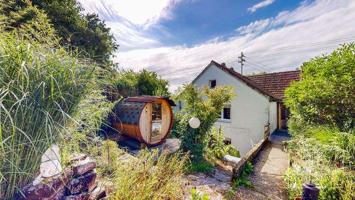 Garten mit Saunafass und Terrasse