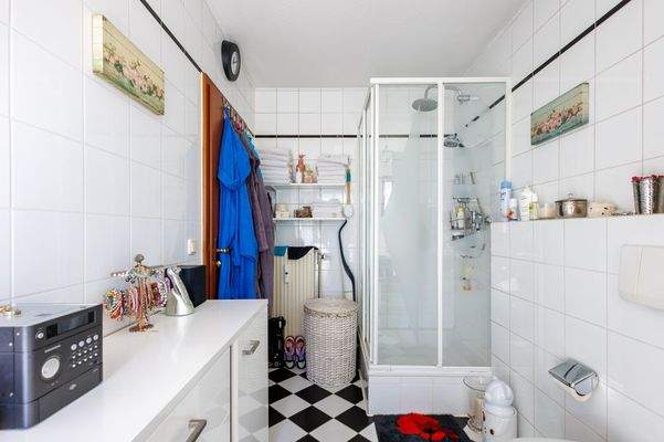 Bad mit Wanne und Dusche