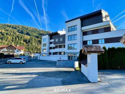 Außenansicht mit Parkplätze